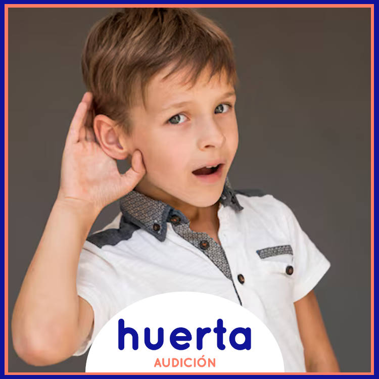 Niño enseñando los oídos